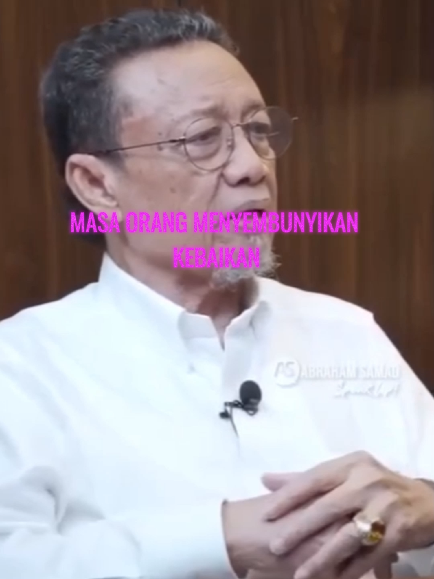 Prof Ryaas_ Jokowi Tidak Punya Ijazah Asli, Ini Bukti dan Logikanya! Dia mengatakan dia tunjukkan kepada polisi-polisi, mengaku cuma terima fotokopi. Jadi ini satu persoalan yang sulit sekali dicerna secara logika. Tapi kesimpulan saya dia tidak punya ijazah. Jadi kalau ada ijazah yang dia pegang atau dia tunjukkan pasti palsu. Itu kesimpulannya palsu itu, itu pasti palsu pak. Oke kalau dia berdalil di prof selalu bahwa nggak perlu saya harus tunjukkan kepada publik, itu maksudnya apa kira-kira? Pro itu cuma alasan itu. Itu adalah satu argumen yang tidak punya dasar logika. Bagaimana sesuatu yang sah tidak mau ditunjukkan. Yang tidak mau ditunjukkan itu sesuatu yang aib, sesuatu yang bisa membawa aib, sesuatu yang buruk. Masa orang menyembunyikan kebaikan, kebenaran ada apa? Jadi kalau menurut saya justru dia itu tidak mau ini terbongkar. Jadi mungkin maksudnya biarlah ini menggantung terus, panjang panjang umur aja oke ini bisa mengambang terus sampai kiamat gitu Sumber : Abraham Samad Speak Up #jokowi #jokowidodo #ijasah_palsu_jokowidodo #adilijokowi #ryasrasyid #abrahamsamad #abrahamsamadspeakup