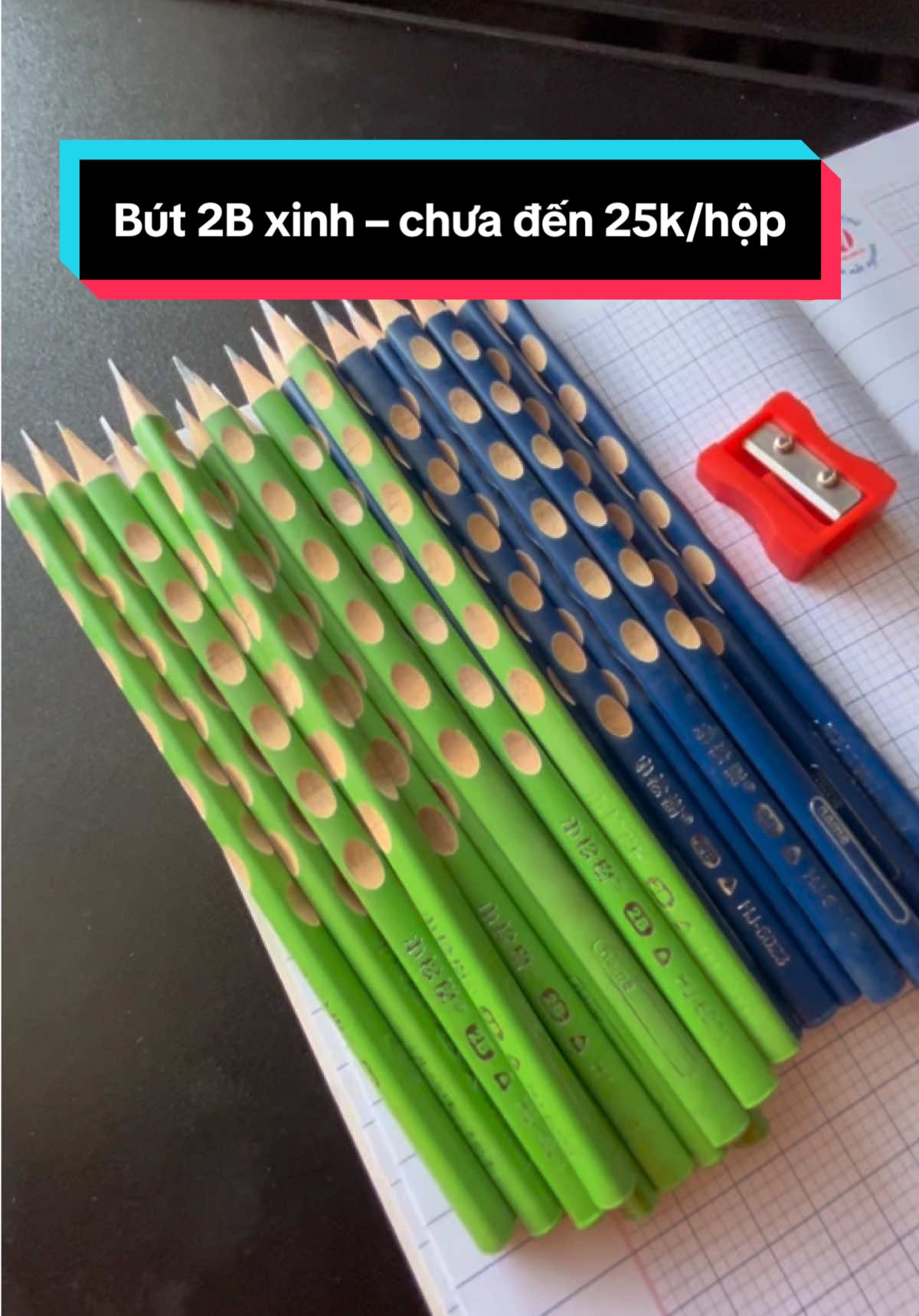 ✏ Chưa đến 25k/hộp bút 2B – mẹ nào cũng nên sắm cho con! ✔ 12 chiếc, 3 màu xinh: xanh lá – xanh đậm – hồng pastel ✔ Chống trơn, cầm đúng chuẩn, viết nét rõ, ngòi bền 📚 Năm học mới đến rồi, chốt đơn ngay kẻo hết!#butchi2B #dungcuhoc #comdunggibanday #mebimreview #backtoschool2025 #hoccu2025 #dochoitreem #mebimsamdo #mevaBe #dohocsinhvien #dungcubanghehoc #tikTokshop #xuhuongtiktok #reviewdohoc #redepben