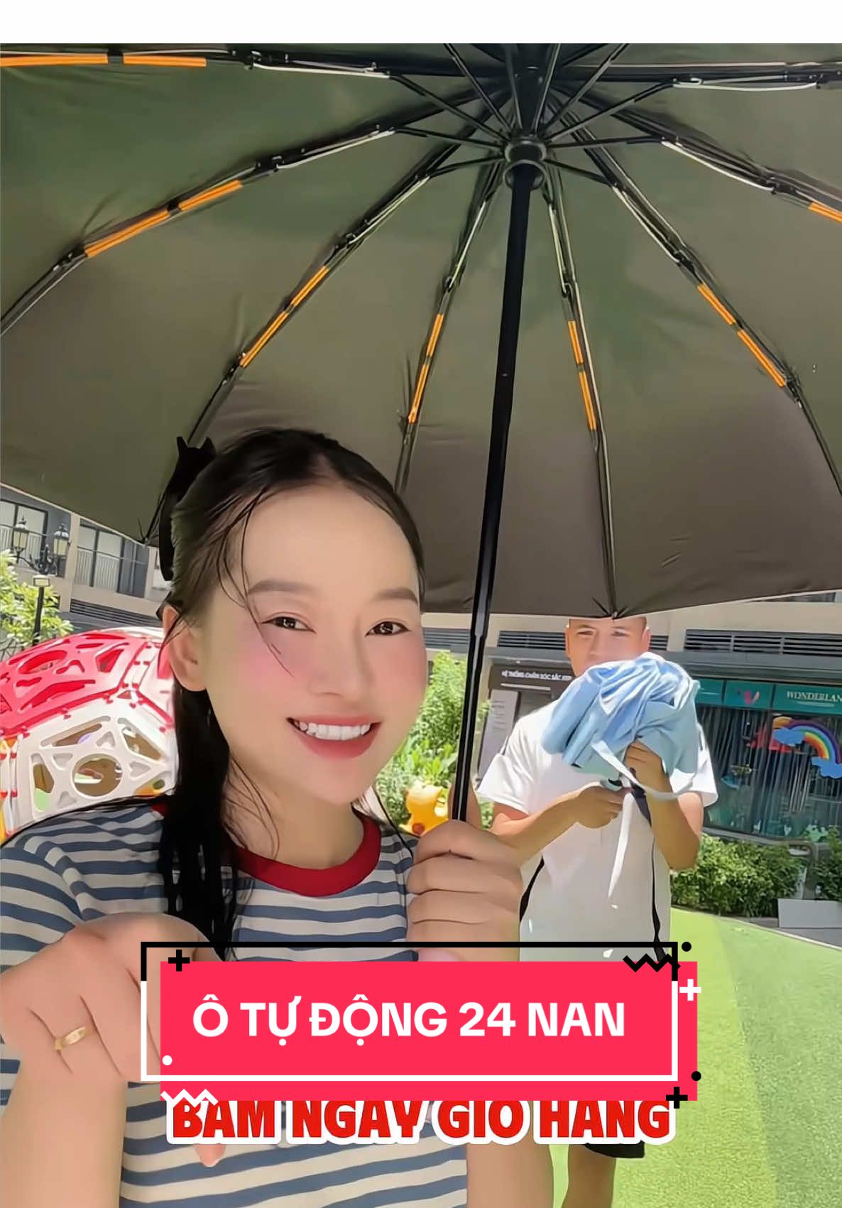 Mở ra đóng vào chỉ bằng một nút bấm các bác ơi, ô tự động 24 nan chắc chắn ạ