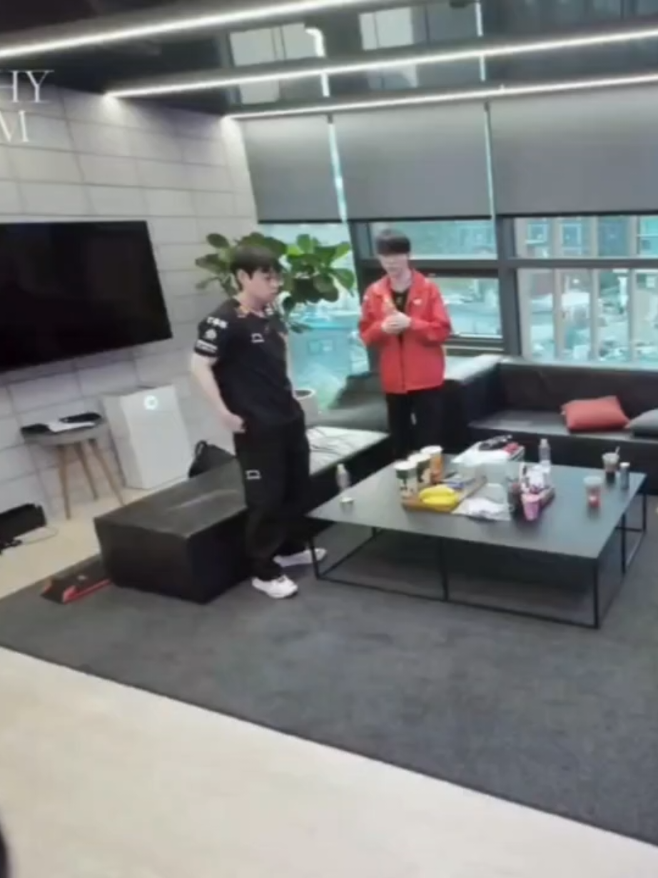 thầy ơi thầy làm cgi vậy thầy🥰 #j4f #mata #t1 #viral #xh #fyp 