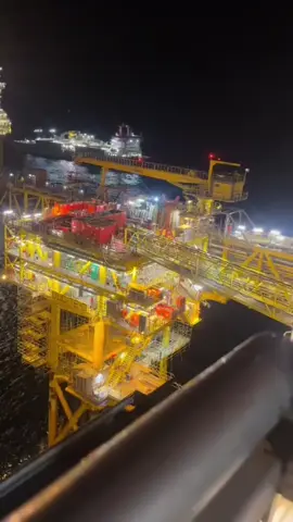 Roughneck: Hidup di Atas Laut, Bertaruh di Atas Minyak