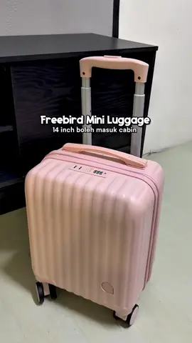 Cutenyaaaa this size 🎀🤏🏻 i belum pernah ada this size . This luggage from freebird . Size 14inch tahan lasak boleh masuk cabin tau 🎀 Ada warna lain juga selain pink  #luggage #freebirdluggage #luggagebag #luggage14inch #travelluggage 