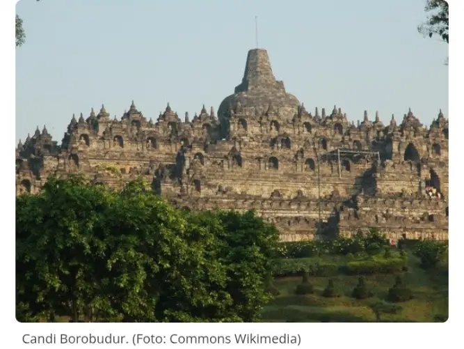 Di jantung Pulau Jawa, berdiri sebuah mahakarya batu yang seolah berbicara dalam bahasa keabadian. Candi Borobudur bukan sekadar tumpukan batu berornamen, melainkan sebuah kitab batu raksasa yang membisikkan kisah-kisah masa lalu, kisah yg belum tentu seluruhnya tertulis dalam buku sejarah. * Borobudur dibangun sekitar abad ke-8 hingga 9 M, di masa Dinasti Syailendra. Arsitekturnya memukau: sembilan tingkat yang menggambarkan perjalanan spiritual dari dunia fana menuju nirwana, 504 arca Buddha, dan lebih dari 2.600 panel relief yang bercerita tentang hukum karma, kehidupan sehari-hari, hingga kisah-kisah ajaran Buddha. ⚡Namun di luar narasi resmi, ada kisah lain yang bergema, kisah yang menghubungkan Borobudur dengan seorang nabi yang hidup ribuan tahun sebelumnya: Nabi Sulaiman ‘alaihissalam. * Nabi Sulaiman dalam Al-Qur’an diceritakan bukan hanya sebagai raja yang adil, tapi juga penguasa atas angin, jin, dan hewan. Ia membangun istana-istana, mengendalikan pasukan besar, dan memerintah kerajaan yang wilayahnya luas. 💥 Salah satu ayat yang sering dijadikan rujukan oleh mereka yang percaya akan keterkaitan ini adalah: 