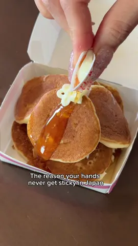 This is called Pakitte — a sauce packet you snap in half so your hands never get sticky😆 It was invented in Japan in the 1980s after a inventor saw a one-handed medicine container in the US😳 Originally for applying antiseptic with one hand… now used for syrup, dressing, and sauces🥹