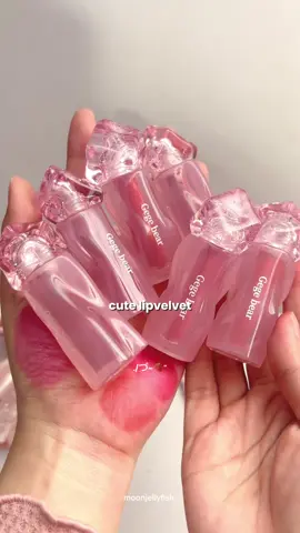 teksturnya smooth bgttt bisa buat efek blur seperti bibir ala korea ./づ~ 🍓