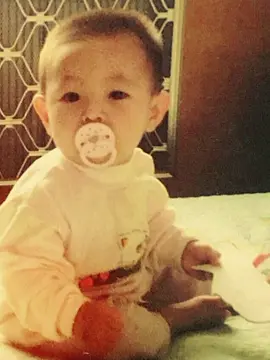 surat terbuka untuk renjun📜✨️ renjun, gk kerasa ya udah 6 tahun aku ngebiasin kamu✨️🫠.. renjun aku cuman mau bilang terimakasih karna sudah lahir ke duania ini dan memberikan ke bahagian untuk aku dan para fans kamu yg lain, terimaksih sudah mengisi kekosongan di hati aku, terimakasih sudah mengobati luka di hati aku, dan terimakasih sudah memberi warna indah di hidup aku🫶🏻✨️.. kamu adalah laki-laki yg berhasil membuatku jatuh cinta berkali-kali, dan aku berharap jika memang ada kehidupan lain, aku mau kamu terlahir sebagai orang biasa dan di takdirkan untuk menjadi pasangan ku, menjadi manusia penyayang, lembut, perhatian, seperti diri kamu yg sekarang❤️✨️.. renjun, aku gk tau seberapa banyak luka yg kamu pendam, yg aku tau kamu sudah berhasil menyembukah banyak luka.. kelak, wanita yg nantinya akan menjadi pasanganmu pasti sangat berutung karna mendapatkan laki-laki penyayang, lembut dan perhatian seperti kamu🙂🤍.. bahagia selalu injunie, aku akan selalu mencintai dan menyayangi mu dengan cara ku sendiri😊❤️.. sekali lagi terimakasih banyak🤍🌷.. #huangrenjun #renjunedits #storyrenjun #nctdream #nctzen #sijeuni #4me #fyppp 