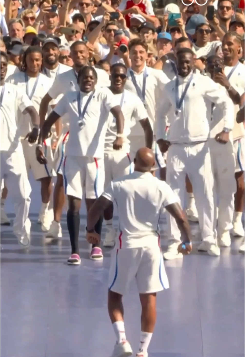 La célébration iconique de Thierry Henry au Champions Park avec l'équipe de France de football médaillée d'argent à #Paris2024 ! 💙 #JeuxOlympiques | #Paris2024