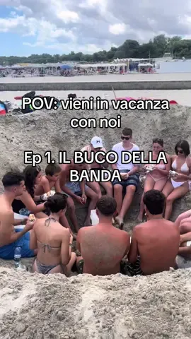 IL BUCO DELLA BANDA!!👷‍♂️🦺 • • • #buco #sabbia #sandcastle #friends #banda #holiday #salento #spiaggia #estate #puglia #fyp #fypppppppppppppp #perte 