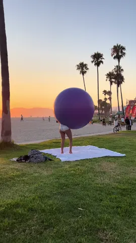 The balloon girl on Venice Beach