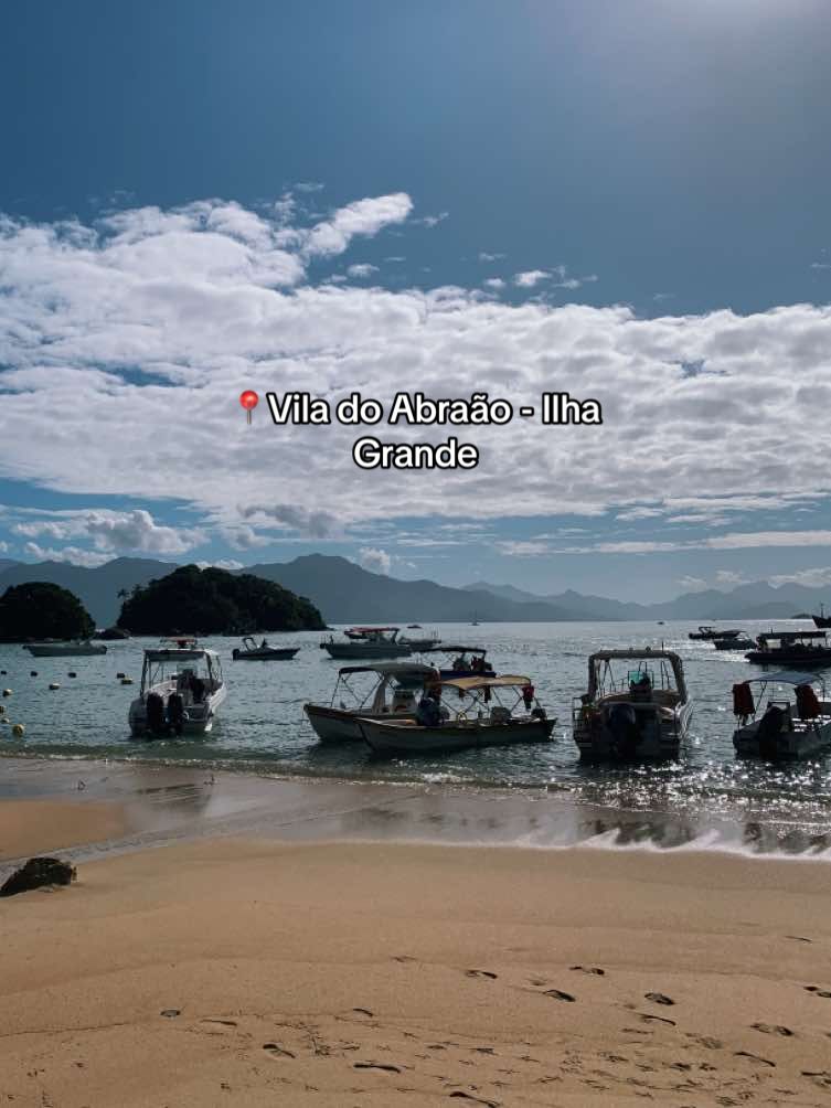 A Vila do Abraão fica na Ilha Grande, no município de Angra dos Reis, no Río de Janeiro.  É a parte mais urbanizada da ilha, onde ficam os restaurantes, pousadas e outros pontos turísticos.  Um verdadeiro paraíso! 💙 #ilhagrande #riodejaneiro #viagem #turismo #angradosreis #travel 