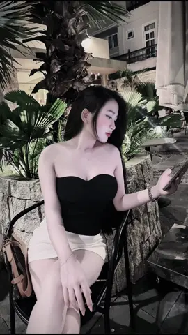 Có bao giờ anh nghĩ bặt vô âm tín cũng là một loại bình yên không ?  Em thì có… Nge có chút gì đó nhẫn tâm đúng không ? Nhưng em nghĩ đoạn kết nào mà chẳng nhẫn tâm, phải thật nhẫn tâm thì con người ta mới hết hy vọng, hết hy vọng mới hết ngóng trông, hết ngóng trông thì mới bình yên mà sống tiếp được .  #viral 