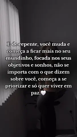 E de repente, você muda e começa a ficar mais no seu mundinho, focada nos seus objetivos e sonhos, não se importa com o que dizem sobre você, começa a se priorizar e só quer viver em paz..#GlowUp #mulherfitness #mulherespoderosa #glowupchallenge #mulheres #motivation #mulheres #vision 