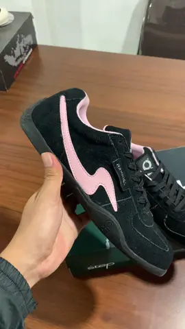 Yang warna black pink nya gk kalah keren  #sepatu #sneakers #sepaturaingel #raingelfootwear #raingel #sepatulokal 