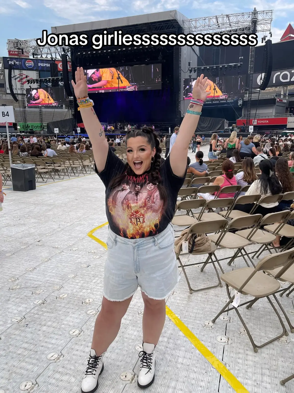Seriously, anything other than a Jonas tee, but what are we doin here????? #jonasbrothers #gfyht #tour #concertoutfit #help 