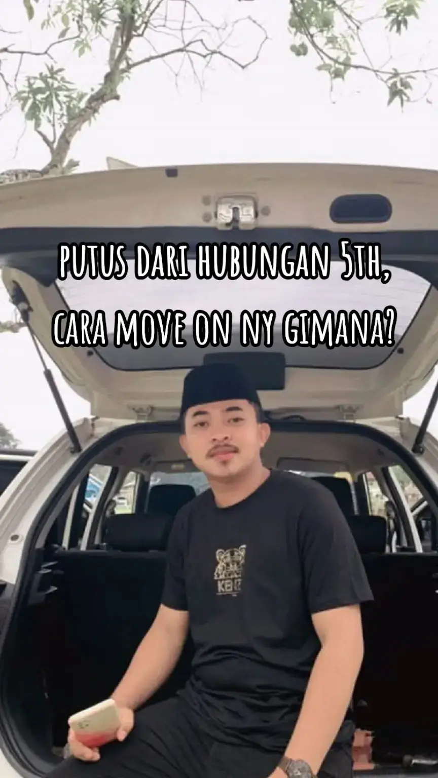 Sebelum sampai dititik ini sempat berpikir hubungan ini sudah membawaku sangat jauh dan gak boleh berakhir, bukan cuma dua orang yang saling kenal tetapi orang tua juga sudah ikut berperan didalam hubungan. Tapi dengan bodohnya semuanya berakhir, yah setiaku selama ini tidak berarti apa aра, aku menutup hati untuk semua wanita yang ingin berkenalan dengan ku bahkan aku menutup semua komunikasi dengan lawan jenis selain dirinya. Bagian mana yang tidak aku terima, maaf mana yang tidak aku berikan, kesalahan fatal mana yang tak ku maafkan, bahkan kekurangan dan perlakuannya aja aku masih bisa terima dengan lapang dada, dan kesempatan mana yang tidak aku berikan, dengan harapan dia akan sadar dan berubah. Jangan tanya move on nya gimana? Keluargaku menjadi saksi bagaiman hancurnya aku saat itu, bukan mengenai cinta tapi tentang bagaimana aku telah mempertahankan semua dan rasa sakit yang, tidak bisa aku jelaskan selama ini yang aku pendam agar terlihat semuanya baik baik saja hingga akhirnya berakhir juga. Depresi? wkwk iyaa, bahkan hampir gila. jika bunuh diri tidak dilarang agama mungkin dari dulu sudah aku lakukan. bukan mudah melalui fase fase itu. aku menangis bukan karna patah hati tapi menangis malu harus mengakui dikeluarga dan teman teman ku bahwa wanita pilihanku yang ku pertahankan selama ini menjadi penyebab hancurnya hidupku. berjalanannya waktu aku terlepas dari fase itu, terlepas dari caramu berpisah aku menyebutnya jahat, karena dia memanfaatkan situasiku yang benar benar hancur. tapi bagaimana pun aku pernah membanggakan mu didepan semua teman teman ku depan keluargaku walaupun akhirnya dia yang membuat patah hati terbesarku. hubungan yang sudah bertahun tahun sudah melibatkan orang tua pun tidak menjamin akan selalu bersama see you girl.🥀 #fyp #makassar #fyppage #fpyforyou  #sad #sadvibes🥀 #sedih #semangatberjuang  #kisahnyata #pyfツ 