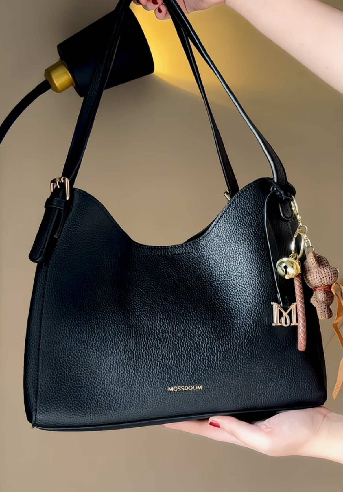 Tass mungil muat banyak 🫶🏻🤏🏻 #soulderbag #mosdoom #bag 