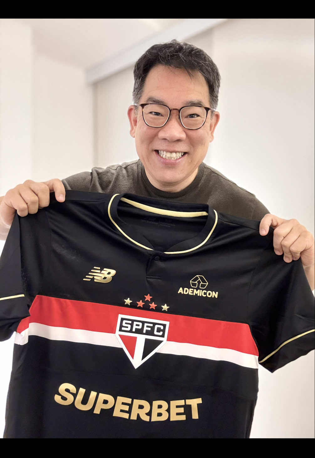 🚨Alerta de presentaço da @New Balance! 🔴⚫️⚪️ A camisa 3 do @São Paulo FC faz parte da homenagem aos 20 anos do tricampeonato mundial. Inspirada no modelo utilizado pelos goleiros tricolores no título histórico conquistado pelo clube no Japão em 2005, a camisa traz o selo “51:09” nas costas, minuto exato de um dos lances mais marcantes da partida. Como já é tradição nas camisas da coleção 2025, o selo “Um é pouco. Dois é bom. Três, só São Paulo” aparece no interior da barra, enquanto o interior do escudo estampa uma parte do hino do clube em japonês e o brasão na barra com flores de cerejeira, típicas do Japão, junto com outros ícones especiais completam a homenagem. Valeu demais, New Balance! . . . #SaoPaulo #SPFC #SaoPauloFutebolClube #Tricolor #TricolorPaulista #TricolorDoMorumbi #camisadetime 
