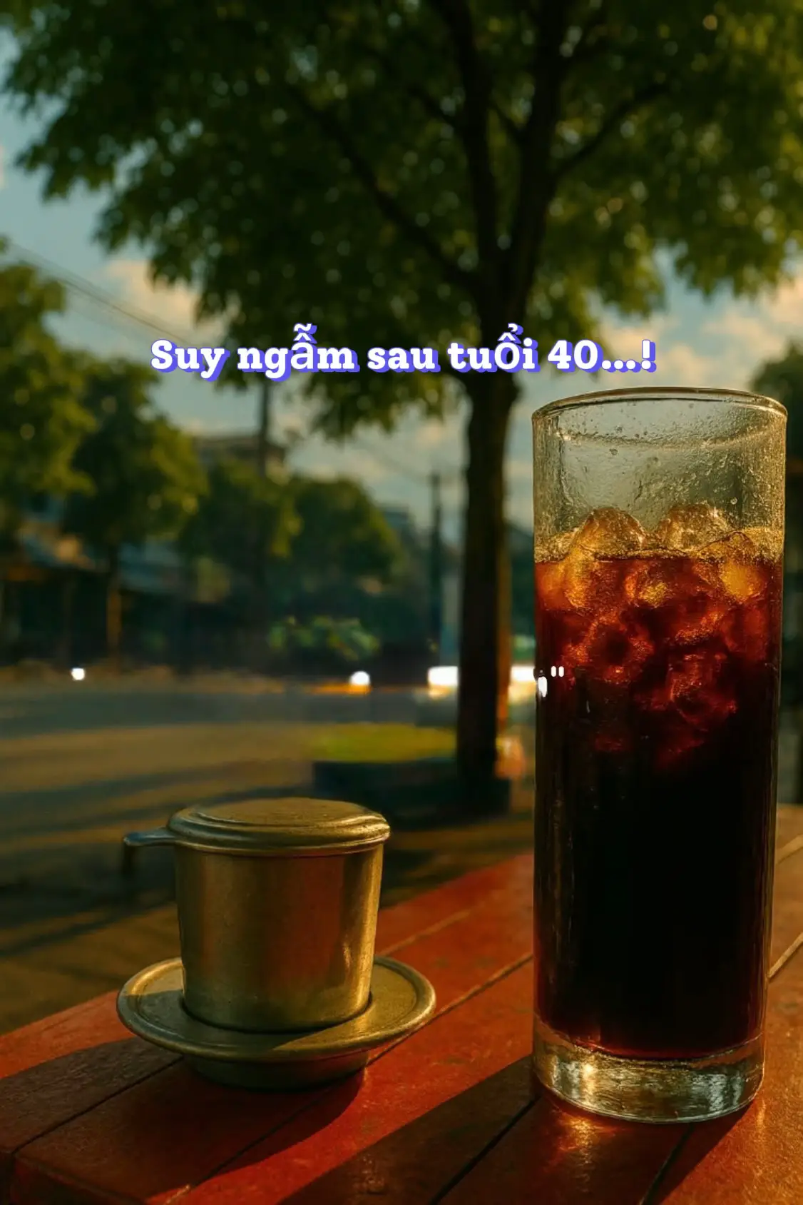 Đi qua những tháng năm của tuối trẻ sôi nối, người ta thường mải mê theo đuối thành công, địa vị và những thứ phù phiếm ngoài kia. Nhưng rồi khi bước qua tuổi 40, sau bao thăng trầm của cuộc đời, người ta chợt nhận ra rằng điều quý giá nhất chính là sự giản đơn và yên bình trong tâm hồn. Người ta không còn chạy theo những hào nhoáng xa hoa hay những lời tung hô từ người đời. Họ hiểu rằng, rốt cuộc tất cả những điều đó cũng chỉ như làn khói mong manh, đẹp nhưng dễ tan biến. Thứ còn lại sau tất cả chỉ là những khoảnh khắc sum vầy bên gia đình, tiếng cười rộn rã của con trẻ hay một buổi chiều thong thả nhâm nhi tách trà bên người bạn đời. Khi đã đi qua đủ những vấp ngã, con người dần học được cách buồng bỏ những kỳ vọng quá lớn vào người khác. Họ hiểu rằng không phải ai cũng sẽ đối xử tốt với mình, cũng không phải mọi sự tử tế đều được đáp lại bằng sự chân thành. Vậy nên họ chọn cách sống đơn giản hơn, không cầu toàn, không mong đợi quá nhiều. Họ chọn cách yêu thương vừa đủ, trân trọng vừa đủ và nhẹ nhàng chấp nhận mọi điều xảy đến. Sau tuổi 40, hạnh phúc không nằm ở những chuyến đi xa hoa hay những bữa tiệc đông đúc mà là khi được trở về căn nhà của chính mình, nơi có bữa cơm đầm ấm, nơi có gia đình bên cạnh. Họ chọn sống chậm lại, quan tâm đến bản thân nhiều hơn, sống theo nhịp thở của mình thay vì chạy theo guồng quay của xã hội. Suy cho cùng, cuộc đời chẳng dài như ta vẫn nghĩ. Điều quan trọng nhất không phải là có được bao nhiêu thứ mà là giữ được bao nhiêu sự bình yên trong tâm hồn.#tamtrang_camxuc #conten #camxucmoingay #xh #tamtrang #tramcamxuc #thuctinh #stthay #cuocsong 