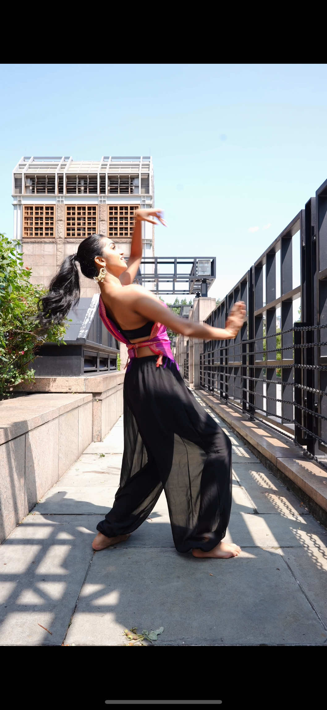 catching the last rays of summer in the city 🫶✨ #dancer #indianclassical #semiclassical #bollywood #desitiktok 