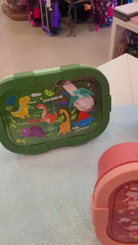 📢✨ Hora do lanche com muito mais estilo! ✨📢 🥪 Marmitinhas Divertidas e Coloridas 🥦 Com divisórias internas e potinho extra para molhos ou sobremesas 🍇 Perfeitas para levar lanches, frutas ou aquela comidinha especial para escola, trabalho ou passeio! 💚 Modelo Dinossauros 💙 Modelo Espaço Sideral 💗 Modelo Jardim Encantado 🌟 Benefícios que encantam: ✅ Material resistente e seguro ✅ Design super fofo que as crianças adoram ✅ Fácil de limpar e reutilizar 💥 Estoque limitado — garanta a sua antes que acabe! 📚Papelaria Paperland. 📍Avenida Silvio Della Roveri; 720; loja 8, Dahma center mall. (São José do Rio Preto-sp)  📲 (17) 98158-4000 #MarmitaFofa #HoraDoLanche #LancheiraEstilosa #VoltaÀsAulas #PresentesCriativos #OrganizaçãoFofa #marmitakids 