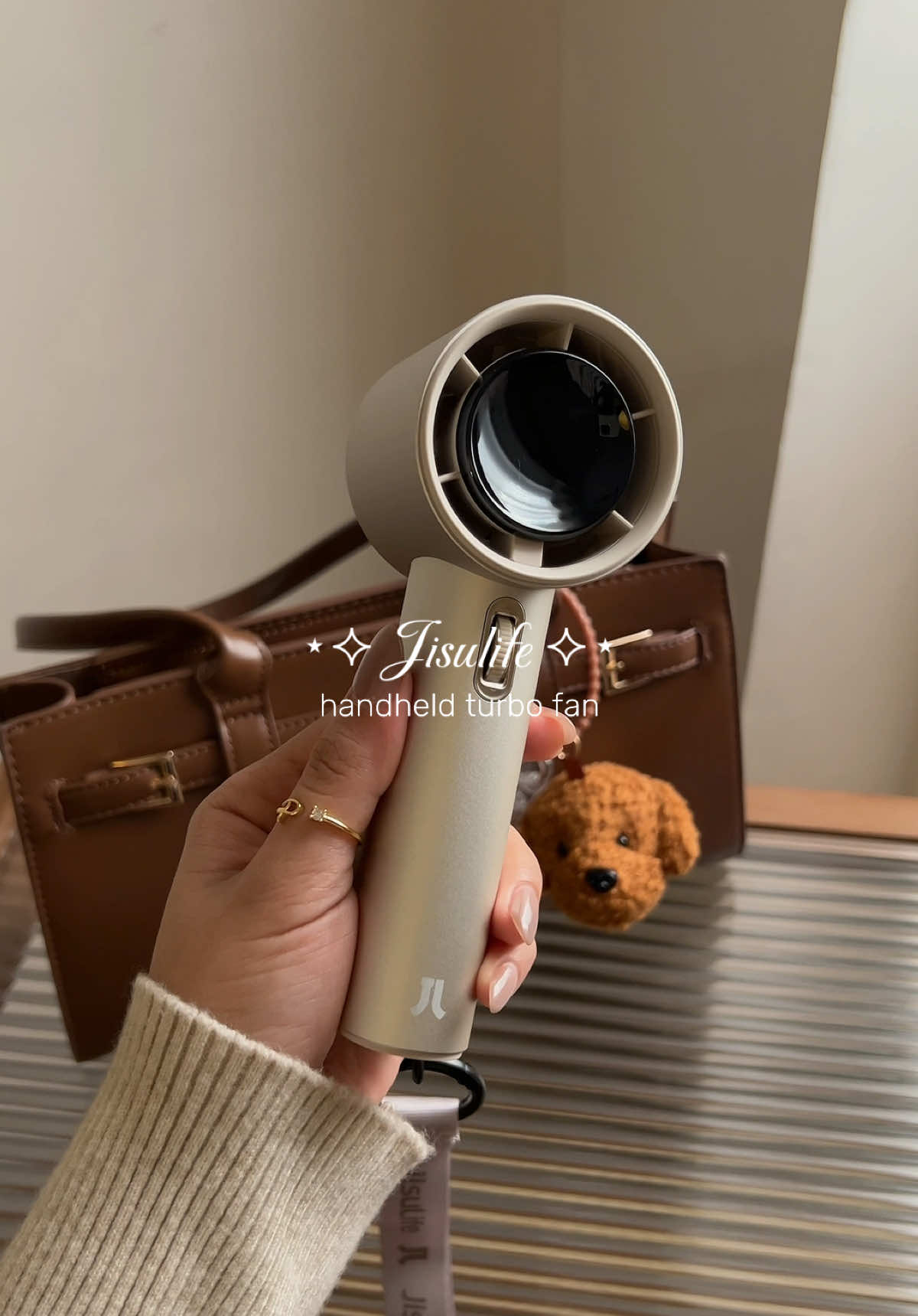 so kilig with my new fan from @Jisulife-PH ✨🤎 #jisulife #jisulifehandheld #jisulifeturbofan #jisulifeportablefan #jisulifepro1s #jisulifefan #handheldfan #minifan #Summer #musthave #giftideas #paydaysale #aesthetic #recommendations #reco #aestheticfan #smallfan #fypph 
