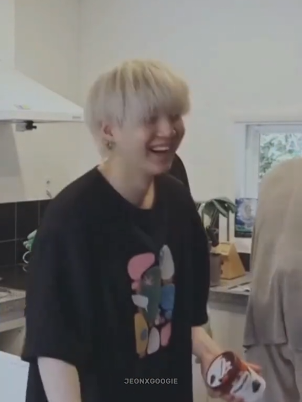 юнги, который очень любит дразнить мемберов 😆 #yoongi #namjoon #jin #jhope #jimin #taehyung #jungkook #bts #fy #юнги #р_е_к_о_м_е_н_д_а_ц_и_и 