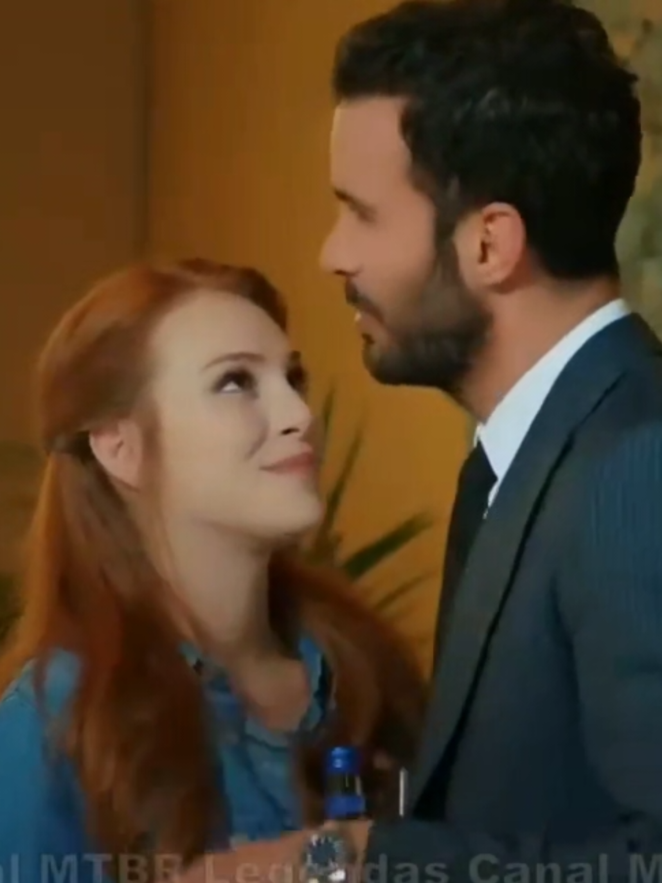 ✨🌸 Há amores que falam pelo toque… No episódio 61 de Kiralık Aşk, Defne e Ömer relebram a complicidade que nos encantou junto a doçura que nos apaixonou.💕🌿 💖 Venha sentir a delicadeza desse casal que conquistou o mundo! Para participar, por favor, envie uma mensagem para: ➡️ @mtbrprimebot 📲 Assista agora no MTBRPRIME e viva cada instante desse romance. #kiralıkAşk #amordealugel #barisarduc #ElçinSangu #MTBRPrime #mundoturcob