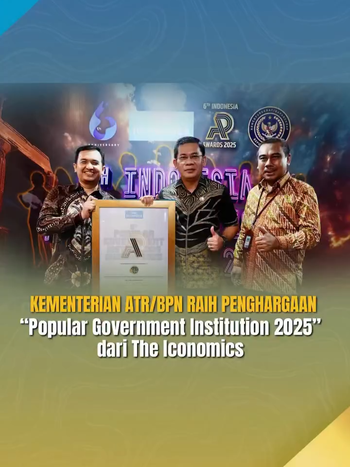 Halo #SobATRBPN, Kementerian ATR/BPN melalui Biro Humas dan Protokol meraih penghargaan Popular Government Institutions 2025 dari The Iconomics yang diterima langsung oleh Kepala Biro Humas dan Protokol Kementerian ATR/BPN, Harison Mocodompis. Terima kasih kepada seluruh jajaran serta satuan kerja yang terlibat atas kerja bersamanya sehingga mendapatkan apresiasi tersebut. Semoga dengan pencapaian ini dapat terus mendukung peran serta menunjang kinerja Kementerian ATR/BPN untuk dapat memberikan pelayanan informasi yang terbaik bagi masyarakat. #HumasATRBPN #IndonesiaLengkap #ATRBPNKiniLebihBaik #ATRBPNMajudanModern #MelayaniProfesionalTerpercaya