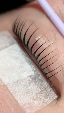 💖 Maiien Eyelash – uốn mi : 	•	Ứng dụng kỹ thuật Lash Lift chuẩn ki thuật từ Hàn Quốc 	•	Sử dụng thuốc uốn thương hiệu top 1 tại Hàn       •	Phục hồi mi bằng Keratin và Collagen sau mỗi lần uốn 	•	Mực nhuộm Super Black – giúp hàng mi đen, cong và có chiều sâu  💫 Bạn có biết? Uốn mi không chỉ làm cong mi – mà còn là cách giúp bạn yêu bản thân mình hơn mỗi ngày. ✨Giữ được từ 4 đến 6 tuần tùy theo nhu cầu và chất micuae từng khách hàng  Tại Maiien Eyelash, chúng tôi không chỉ làm đẹp – chúng tôi mang đến cho bạn một giải pháp khoa học & an toàn cho hàng mi: ❤️Hãy uốn mi nếu :          - Hàng mi bạn bị sụp , mi mọc ngược           -Quá dày và cứng ko thể kẹp đc mi           - Tự tin để mặt mộc  🕊️ Từng sợi mi cong là từng dấu yêu bản thân – hãy để Maiieneyelash giúp bạn đẹp theo cách bạn muốn. #uốnmichuẩnHàn #lashlift #eyelashperm#uonmi #uonmicollagen                   