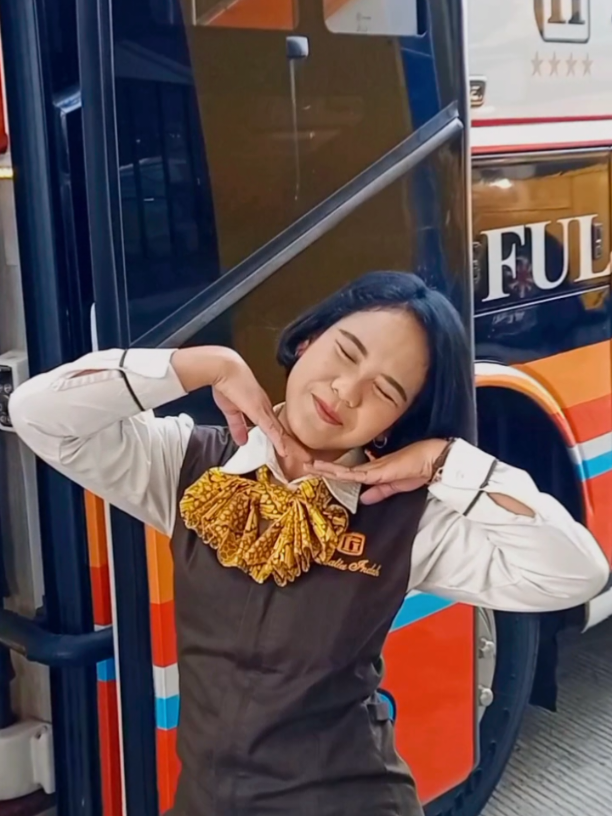 Ga onok kata²ne pak mistar duet bareng pramugari full senyum😹 @eraindah_✨ #rosaliaindah #rosaliaindahtransport #pramugarirosaliaindah #pramugaricantik #bus #busjatim #fypage @Korban Wong Tuo Mu @Rovindaputra @Transportvibes 