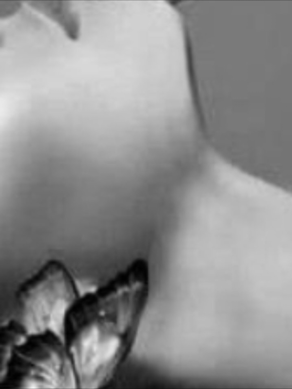 امرأةً من شفتها العليا أنسجُ قصيدة ومن شفتها السُفلى اُدَوِنُ القُبل•• #اميرة_السكر #أميرة_الورد #اقتباسات #عباراتكم_الفخمه📿📌 #تصميمي❤️ #تصميمي🎬 