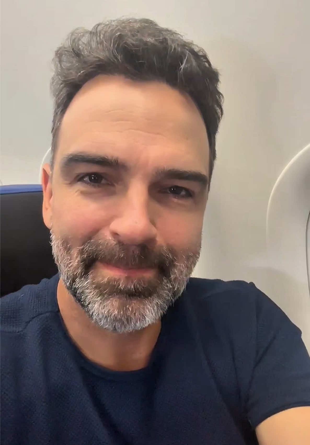 Sabe quando você descobre TUDO da vida de alguém… sem nem querer? Tipo um podcast ao vivo no voo.  Já passou por isso também? 🤔