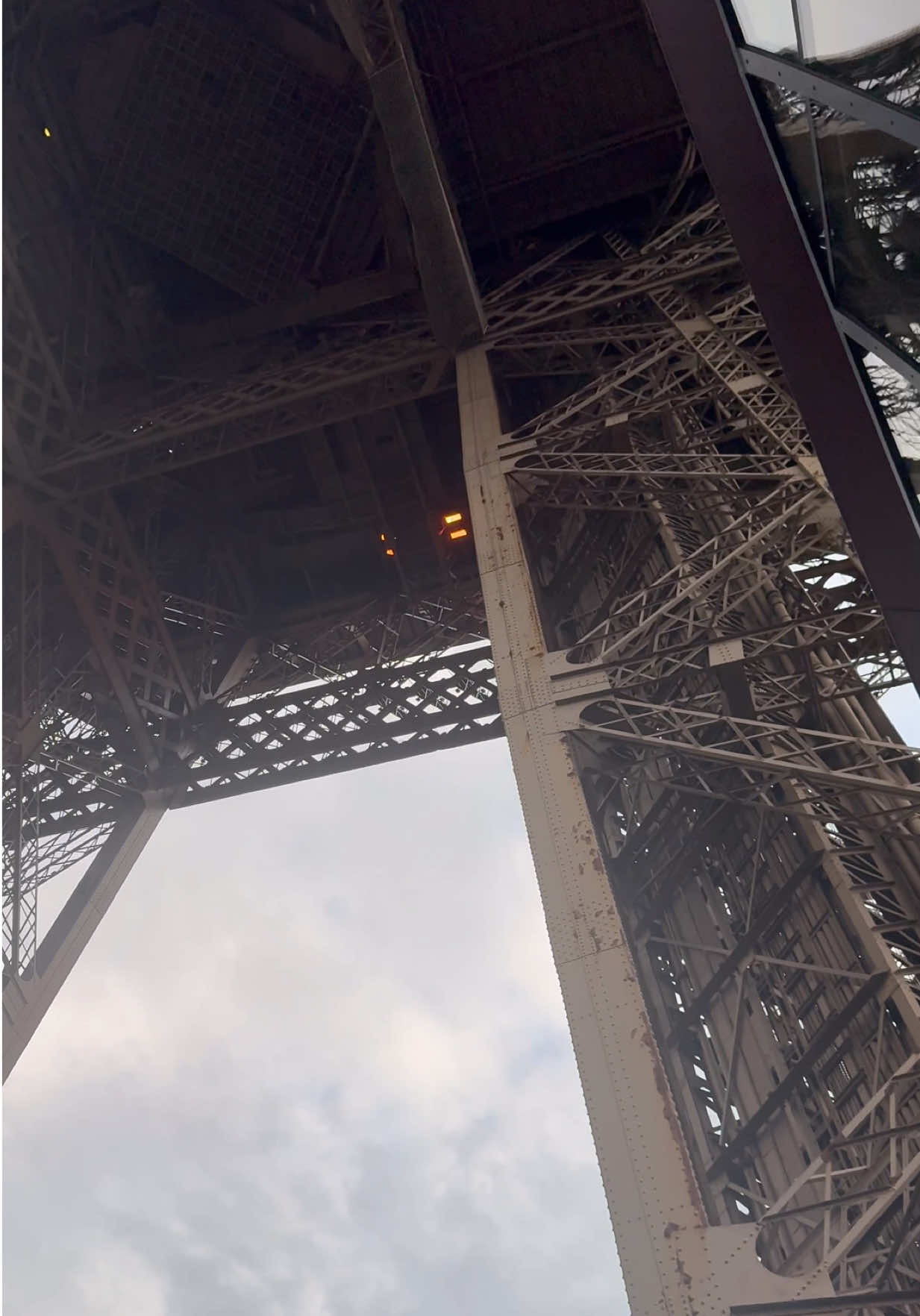 من فوق برج ايفل 😬 #Paris  #france🇫🇷 #CapCut #Love #greenscreen #sigueme #foryoupage 