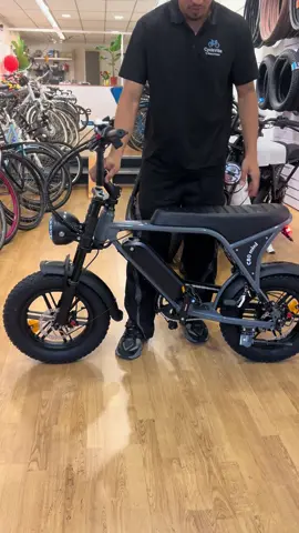 💥 Accessoires t.w.v. €213 + gratis montage (t.w.v. €74) 💥 📉 Prijs nu tijdelijk véél te laag – stuur meteen een bericht! De  V8C80 Mini is compact, krachtig en ideaal voor kleinere rijders of wie een lichte, wendbare fatbike zoekt. ✅ 16×4.0 inch banden voor topgrip op elke ondergrond ✅ Hydraulische schijfremmen + luchtgeveerde voorvork ✅ Krachtige 250W motor (15, 20 of 25 km/h instelbaar) ✅ Uitneembare 36V 10,4Ah accu – tot 50 km actieradius ✅ Comfortabel tweepersoonszadel met uniek streepdesign ✅ Richtingaanwijzers, LED-verlichting & luide toeter ✅ 7 Shimano versnellingen + LCD-display Perfect voor dagelijks gebruik én avonturen. Lichtgewicht, veilig en vol luxe functies. Aders: Oude Ebbingestraat 52 Groningen Netherlands. #fatbike #groningen #reparatie #cyclevibe #fietsenwinkel #ebike #vira #🇳🇱 