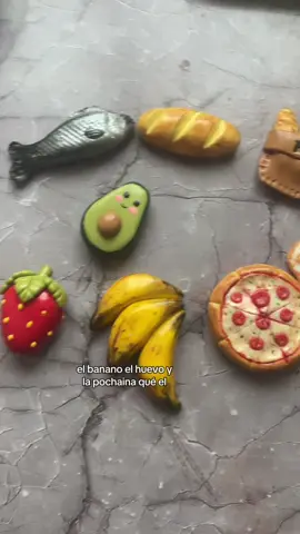 #creatorsearchinsights haciendo imanes para mi nevera que estarán a la venta en mi tiendita. Para más info ve al link que esta en mi perfil #creatorsearchinsights #accesorios #imanes #decoracion #cocina #porcelanafria 