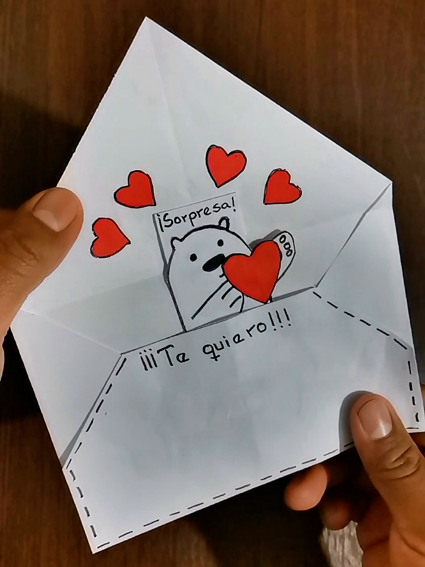 💌 Carta sorpresa con osito 🐻✨ ¡Te va a encantar! Un detalle hecho a mano que derrite corazones ❤️✂️. Aprende en segundos a hacer esta carta sorpresa con un osito adorable 🐻💖. ¡Perfecta para regalar a esa persona especial! #CartaSorpresa #OrigamiFacil #ManualidadesConAmor #RegaloCreativo #CartaDeAmor #HechoAMano