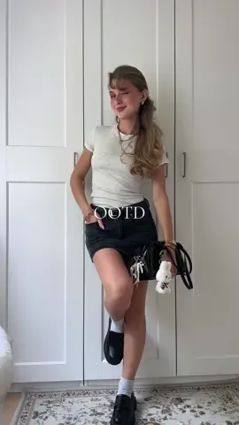 my outfit of the day 🐭☕️✨ thank you for 600k girls on this channel 🥹🫶🏻 #myoutfit #outfit #outfitinspo #outfitoftheday #skort #elevatedbasics #loafers 