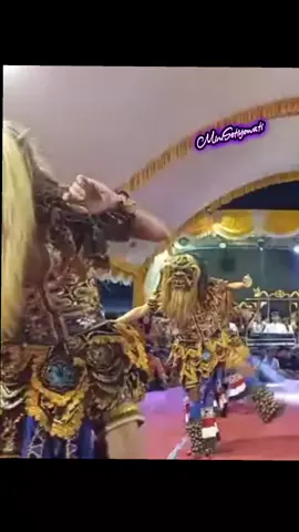 Dari awal masuk udah khawatir banget sama orang ini @alifap072 , ech bener aja tumbang duluan, mas you okay now?? baru tadi siang dia share foto di saluran kalau habis kerokan 😅😅😅 kalau sakit jangan di paksain mas, istirahat, kita pasti ngerti kok,  sehat-sehat ya mas, minum obat jangan lupa, minum air putih juga ya g banyak, terimakasih kerja kerasnya hari ini ☺️☺️🥰🥰 #garudawisnusatriamuda #gwsmhariini #salaman #menoreh #alipgedrukgwsm 