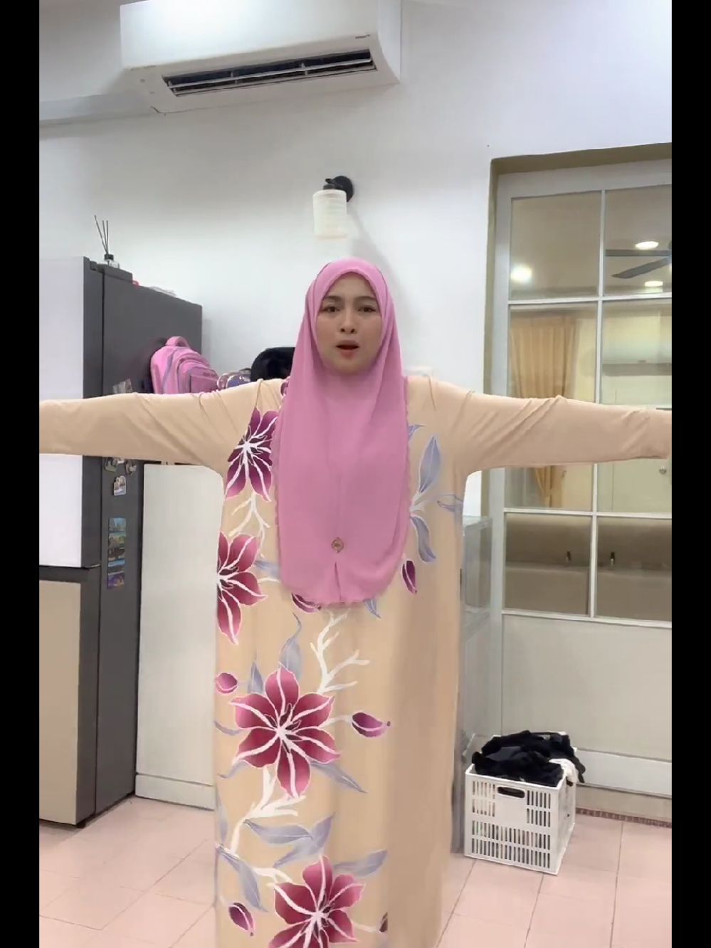 Azi ingatkan baju kelawar biasa, rupanya jenis kain scuba dengan leher round neck, tak panas tak jarang, tak melekap di badan, siap ada poket lagi sebelah kanan😍 Harga pulak murah nauuu... Nampak mewah kilat-kilat macam kain satin kan... 