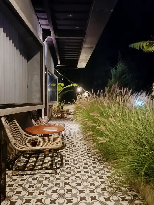 Dibawah langit malam yang bertabur bintang, angin yang membawa hawa dingin berhembus menusuk kulit ditemani secangkir kopi berharap dapat menghatkan. Disini, malam bukan sekedar gelap, ia adalah panggung keindahan yang membuat hati ingin berlama-lama.  #satnight #malamminggu #selo #seloboyolali #argolorokopi #eksploreselo #kulinerselo 