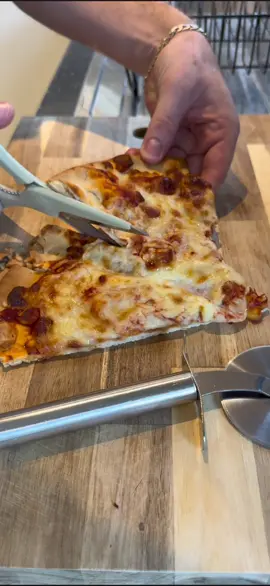 How to slice pizza😩 #comedy #cooking #fyp #uselessfacts #funny #LifeHack #homechef 