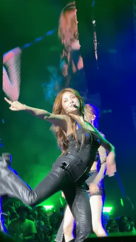 Wtf Yunjin! 😮‍💨😮‍💨😮‍💨 #lesserafim #yunjin #easycrazyhot #bangkok #crazy