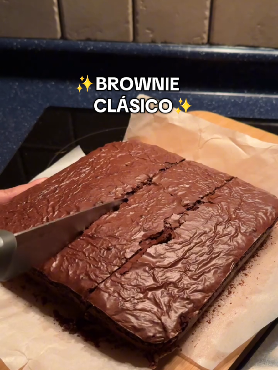 A pedido de ustedes, les dejo el brownie mas rico e ideal para preparar este fin de semana ✨️ Ingredientes: 150g mantequilla sin sal 250g de chocolate semiamargo (chips o a elección) 130g azúcar blanca 50g azúcar morena 3/4 taza de harina de trigo  1/2 taza de cacao en polvo 3 huevos 1/2 cucharadita de sal Preparación: Derrite la mantequilla antes de que se oscurezca. Luego agregamos el chocolate y revuelve hasta que se derrita (dejar enfriar) En otro bowl, mezcla huevos con azúcar blanca y morena a la vez, hasta que se convierta en una mezcla más ligera (puedes usar batidora manual o eléctrica) Batir bien es clave Una vez que la mezcla de chocolate con mantequilla se enfrió, le agregamos la mezcla de huevos + azucar.  Luego añadir harina tamizada, el cacao en polvo, una pizca sal y mezclar bien hasta formar masa homogénea (movimientos envolventes). Verter la mezcla en una bandeja de papel para horno. Hornear a 180°C durante 35 minutos. Importante: dejar que se enfríe justo antes de cortar. Tips:  Batir bien los huevos con el azucar, hará que mantenga mejor su humedad.  Dejarlo de un día para el otro y bien conservado, va a darle un sabor aún más rico Sirvelo con un café ☕️ y disfruta! Guardá el video para que no se pierda tu próxima receta y sorprende a tus amigos!  #brownie #pasteleria #reposteria #postres #recetas 