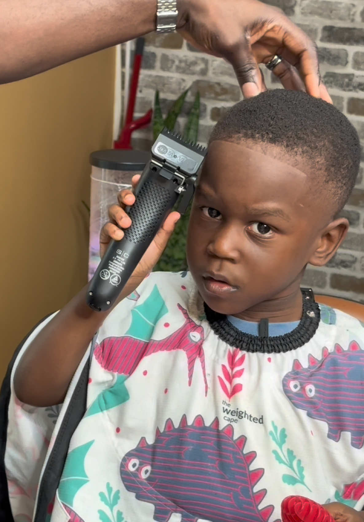 @HenryTribes modified his clippers to where they still power on and vibrate but the blade doesn’t move. This is a great prop for sensory kids to feel like they have some control in the haircut experience and some also love the tactile sensory input from the vibrations.  Link to GoFundMe in BIO. Sponsor a sensory haircut for a family.  1.5 lb Weighted capes available with Link in BIO (black)  #theweightedcape #weightedcape #weightedblankets #weightedvests #weightedvest @hairnerds  #eaglesautism @cosmoprofbeauty#specialneedsbarber #autistichaircuts #dfwhairscene #autistichaircut @lifeotspectrum #autismsupportandawareness #sensoryfriendlyhaircuts #neurodivergent #pmts #autismacceptance #sensoryfriendlybarber #autismmom #autismhaircuts #behindthechair #AATO #Autismawareness #autismlovers @kyliekelce