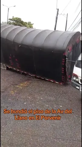 A tener cuidado al transitar por este punto, que además, es un cruce de semáforos. @Alcaldía de Villavicencio 