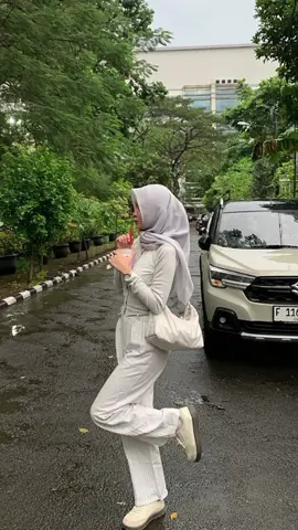 Outfit White Ivory #outfit #white #brokenwhite #ivory #celana #salur #wanita #outfitideas #ootdhijab #fashion #ootdremaja #fyp #masukberanda 