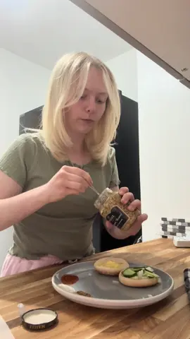 Can’t go wrong with a burger! #dinner #dishupdinnerwithme #burger #dishupdinnerwithmeg #brilliant 