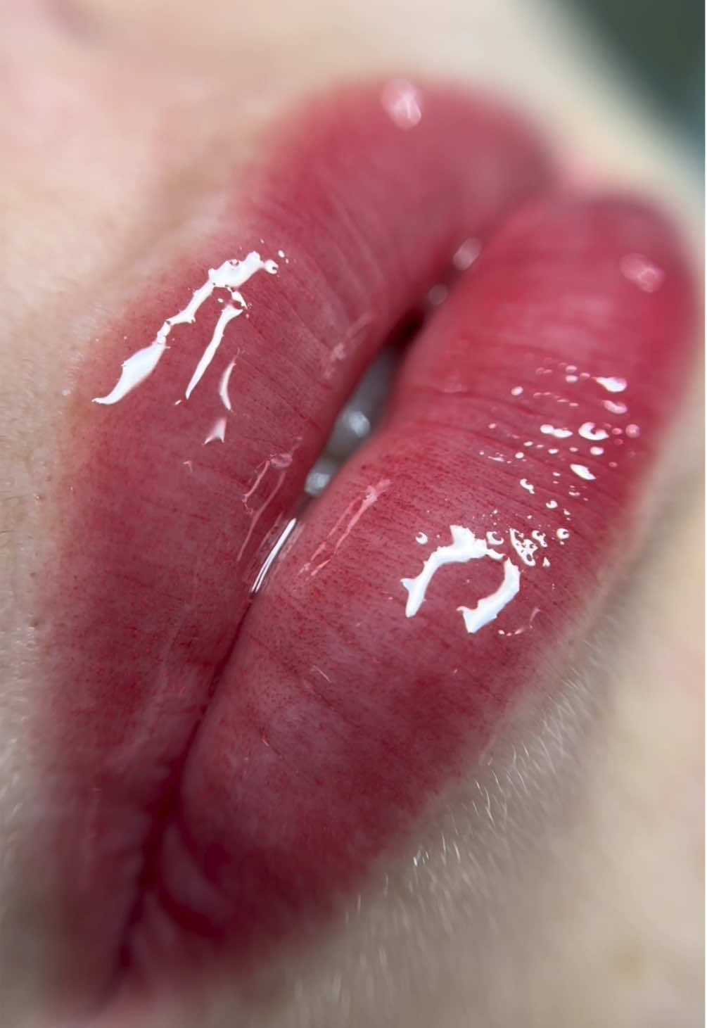 💋 Chegou o Nano Lips no Studio! A combinação perfeita de hidratação + cor natural para seus lábios ✨ 🌸 Durabilidade de até 3 meses 🌸 Efeito saudável e viçoso Perfeito para quem quer lábios lindos, hidratados e com corzinha suave. 🔥 Oferta de lançamento: apenas R$150,00 ou GRÁTIS no pacote de 3 sessões de Hidragloss! *oferta válida para agosto de 2025 📲 Garanta o seu horário agora pelo link da bio! #searasc #nanolips #nanohidralips #hidragloss #hidraglosslips #hydragloss #hydraglosslips 