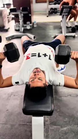 💡 Tu cuerpo y tu patrimonio se construyen igual: con disciplina, constancia y estrategia. Cuando entreno espalda recuerdo que todo resultado empieza con esfuerzo invisible… Cuando entreno pecho y veo mi playera de 1+1=3, confirmo que cuando unes disciplina + constancia + estrategia… el resultado siempre es mayor. 📈💪 En las inversiones pasa igual: cada aporte es como una repetición… con el tiempo tu portafolio crece, se fortalece y te da libertad. No se trata de suerte, se trata de tener un plan. 📲 Escribe INVERSIÓN y te enseño a entrenar tu dinero para que trabaje por ti… así como entrenas tu cuerpo para dar su mejor versión. #ArturoPorMéxico #ValeElPrecio #1Mas1Es3 #Allianz #FondosIndexados #GymMotivation #DesarrolloPersonal #InversionesInteligentes #EducaciónFinanciera #LibertadFinanciera #EntrenaTuDinero #PatrimonioSólido 