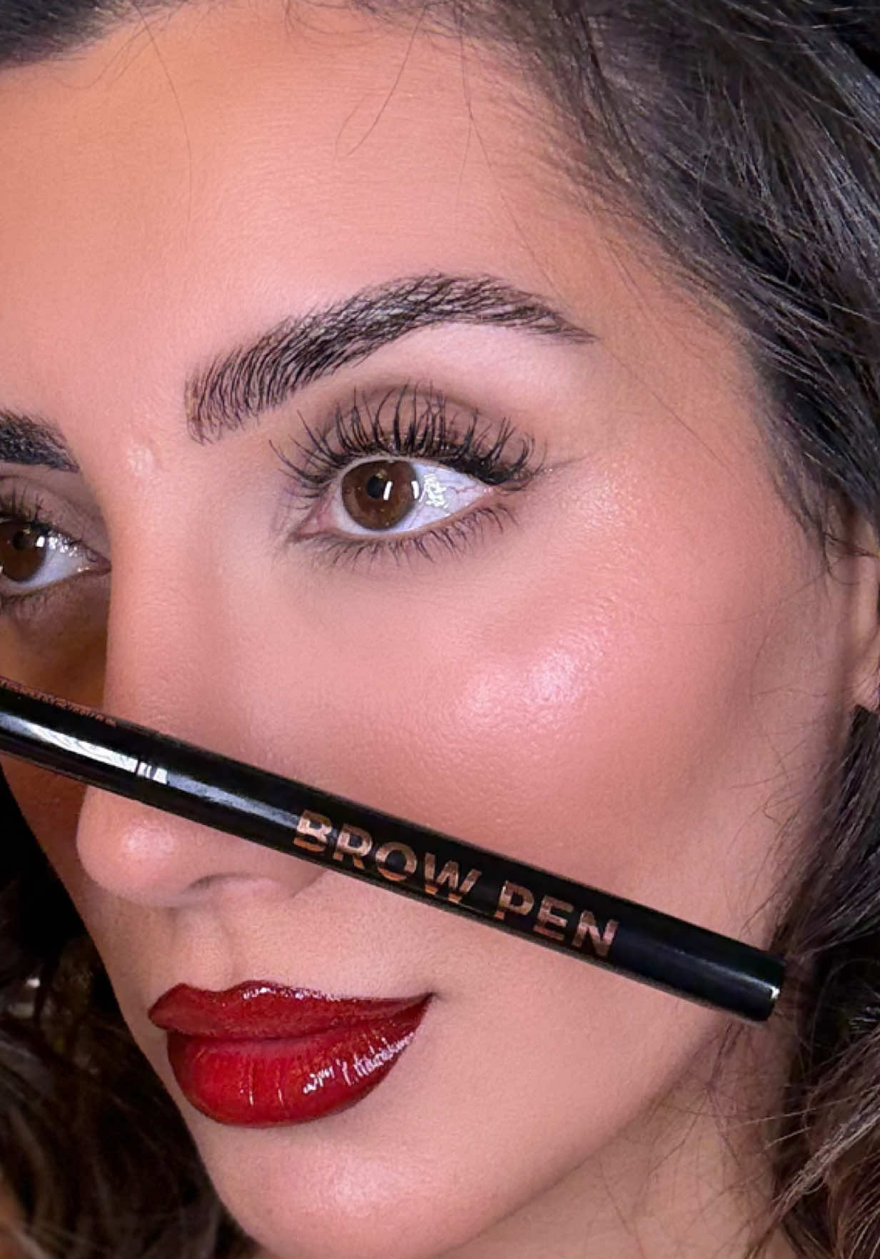 Natural, but make it snatched, brow edition👌🏼 Using @Anastasia Beverly Hills Brow Freeze Gel & Brow Pen in Medium Brown  #ABHBrows #SnatchedBrows #NaturalBrows #BrowTransformation #BrowGoals